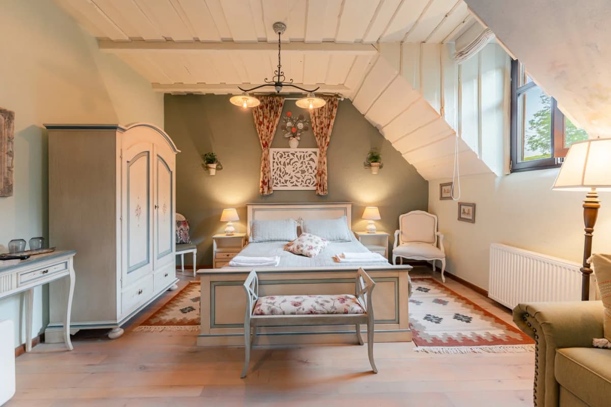 Camera Deluxe cu cadă