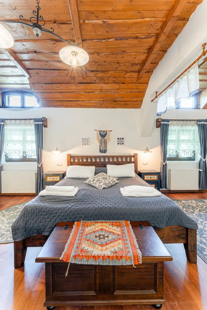 Camera Deluxe cu cadă