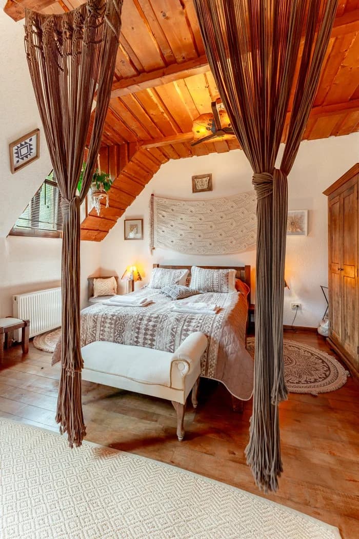 Camera Deluxe cu cadă